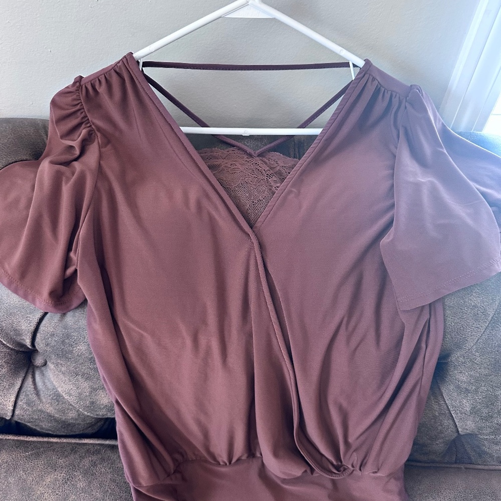 DAYTRIP by BKE Brown silky top with lace baking New
